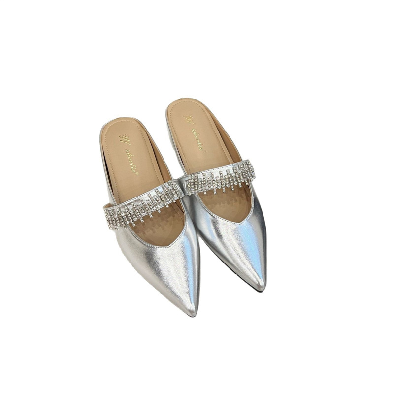 Női szandál kristályokkal, tündér-stílus, hegyes orrú, puha talpú, felső része szuper rostból, belső juhbőr, csatos zárás, talp 3–5 cm vastagság, mindennapi viselet, 2025 tavasz