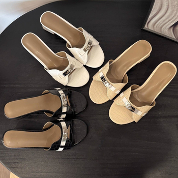 Sieviešu PU slid sandales ar mazu zelta sprādzi — Ikdienas vasaras sandales, PU augšdaļa, PU iekšējā puse, gumijas zole, plakana zole, zoles biezums 0–3 cm