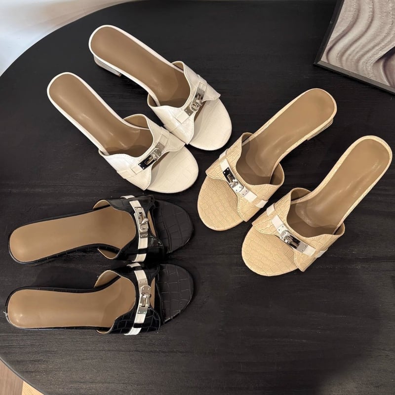 Sieviešu PU slid sandales ar mazu zelta sprādzi — Ikdienas vasaras sandales, PU augšdaļa, PU iekšējā puse, gumijas zole, plakana zole, zoles biezums 0–3 cm