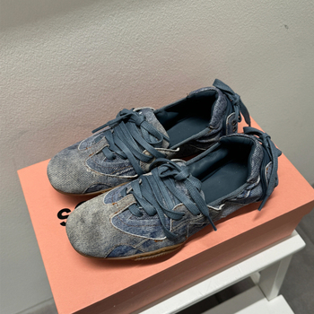 Mary Jane cipők, vászon felsőrésszel, kecskebőr részletekkel, juhbőr bélés, kerek orr, gumitalp, alacsony rejtett sarok 1–3 cm, elöl fűzőzár, mindennapi stílus