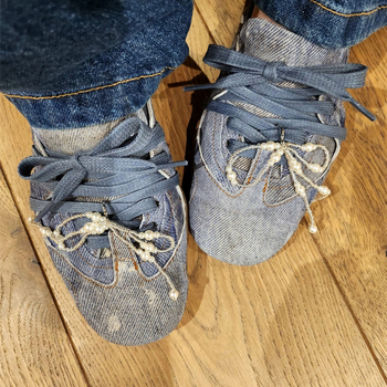 Mary Jane cipők, vászon felsőrésszel, kecskebőr részletekkel, juhbőr bélés, kerek orr, gumitalp, alacsony rejtett sarok 1–3 cm, elöl fűzőzár, mindennapi stílus