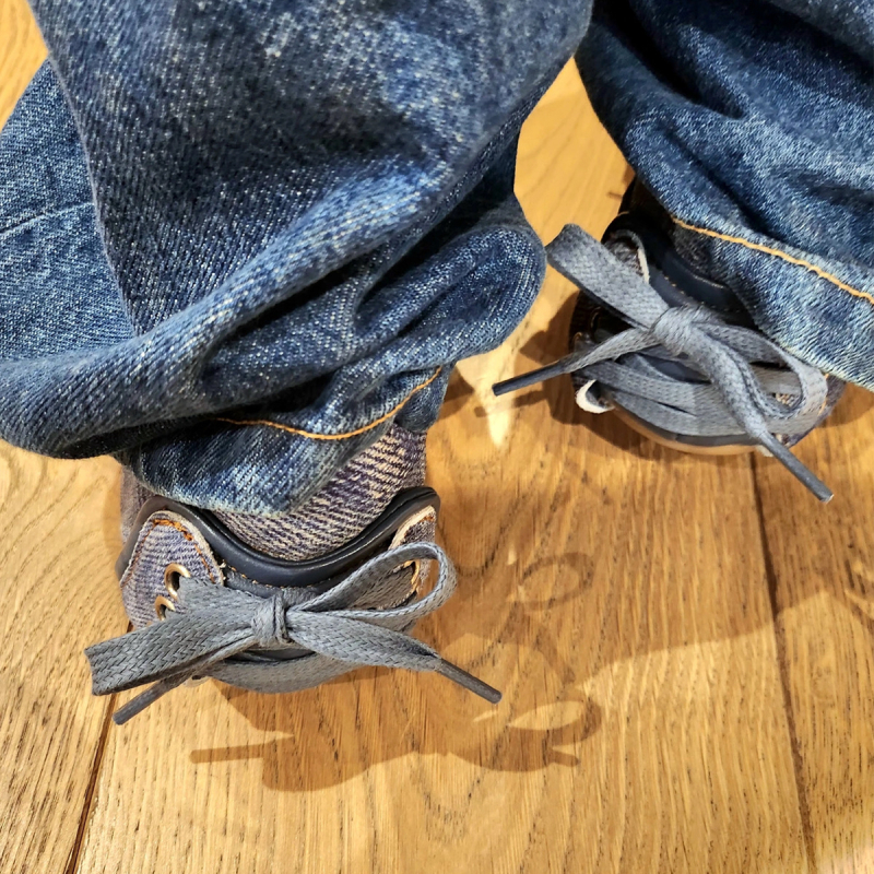 Mary Jane cipők, vászon felsőrésszel, kecskebőr részletekkel, juhbőr bélés, kerek orr, gumitalp, alacsony rejtett sarok 1–3 cm, elöl fűzőzár, mindennapi stílus