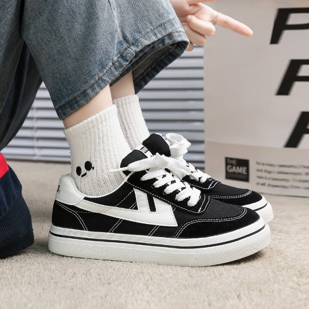 Uniszex vászon sneaker vastag gumis talppal, alacsony felsőrész, fűzős