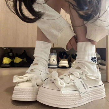 Férfi vászoncipő, koreai stílus, alacsony felső rész, vastag talp a magasság növeléséért, fűzővel, csúszásmentes talp