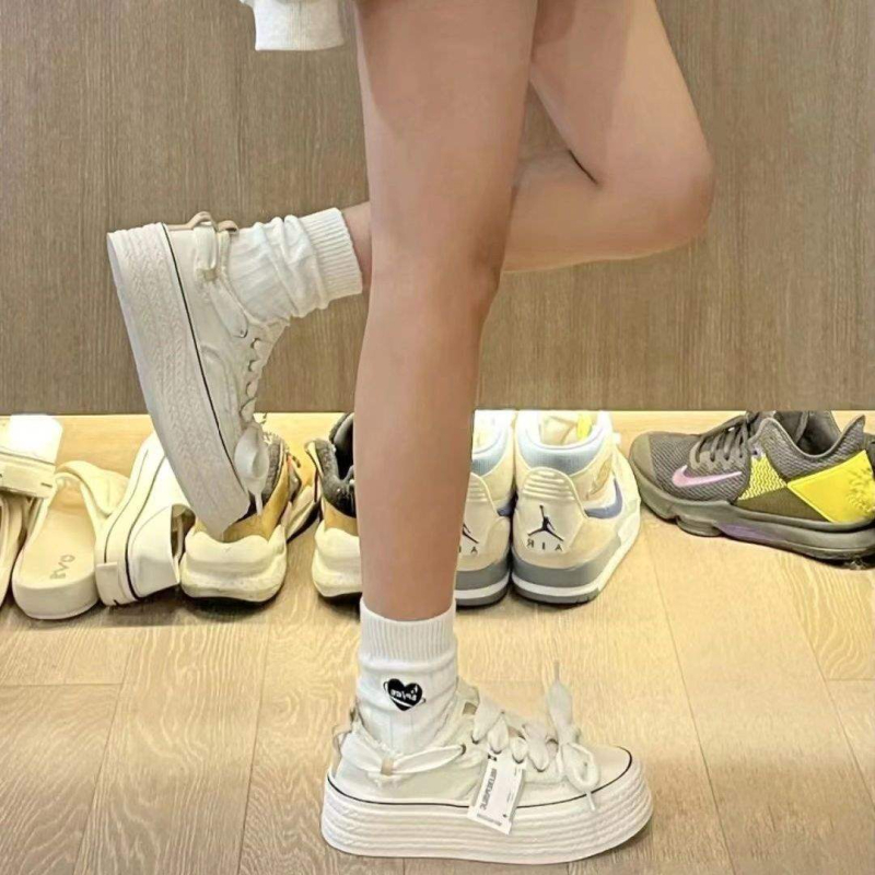 Férfi vászoncipő, koreai stílus, alacsony felső rész, vastag talp a magasság növeléséért, fűzővel, csúszásmentes talp