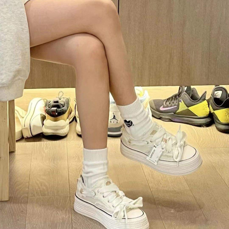 Férfi vászoncipő, koreai stílus, alacsony felső rész, vastag talp a magasság növeléséért, fűzővel, csúszásmentes talp