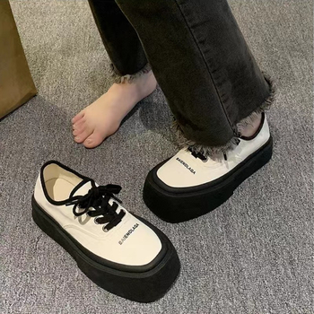 Női sneaker négyszögletes orrú, vászon felsőrész, platformos talp, 3–5 cm sarokmagasság, előre kötős zár