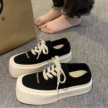 Női sneaker négyszögletes orrú, vászon felsőrész, platformos talp, 3–5 cm sarokmagasság, előre kötős zár