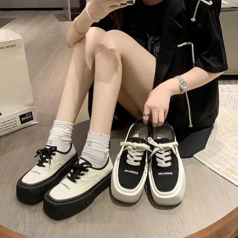 Női sneaker négyszögletes orrú, vászon felsőrész, platformos talp, 3–5 cm sarokmagasság, előre kötős zár