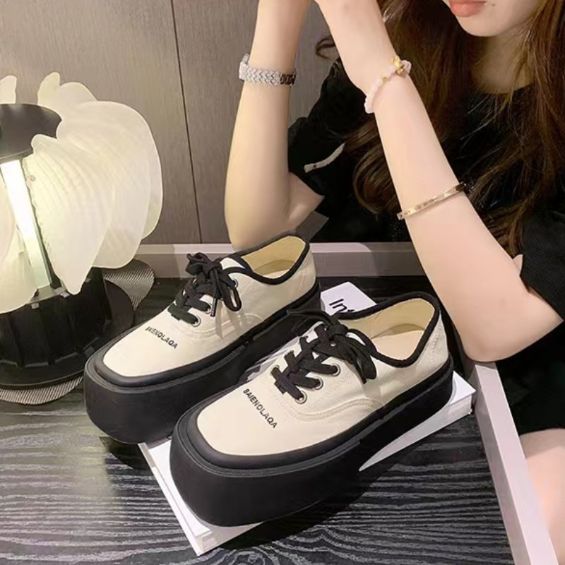 Női sneaker négyszögletes orrú, vászon felsőrész, platformos talp, 3–5 cm sarokmagasság, előre kötős zár