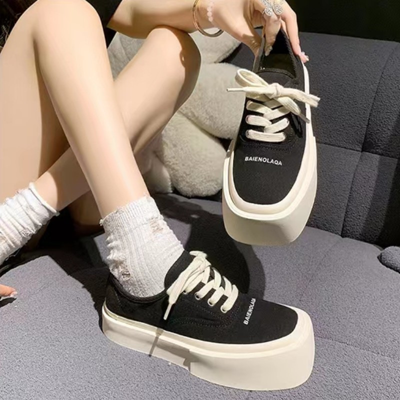 Női sneaker négyszögletes orrú, vászon felsőrész, platformos talp, 3–5 cm sarokmagasság, előre kötős zár