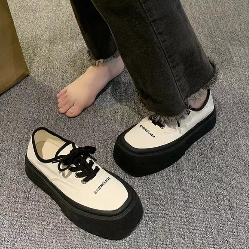 Női sneaker négyszögletes orrú, vászon felsőrész, platformos talp, 3–5 cm sarokmagasság, előre kötős zár