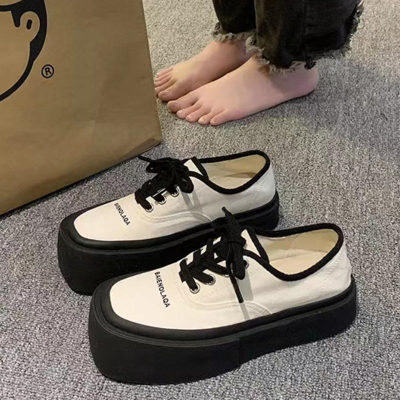 Női sneaker négyszögletes orrú, vászon felsőrész, platformos talp, 3–5 cm sarokmagasság, előre kötős zár