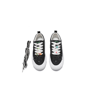Trendi vászon tornacipő csillag hímzéssel, alacsony profilú, kerek orr, gumírozott talp, fűzővel záródó