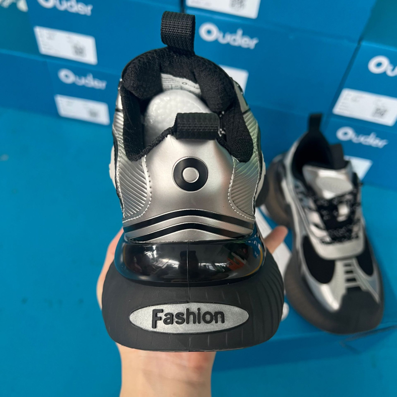 Unisex mokasine s gornjim dijelom od split kože, gumeni potplat, srednji potpetica 3–5 cm, vezanje sprijeda, casual stil