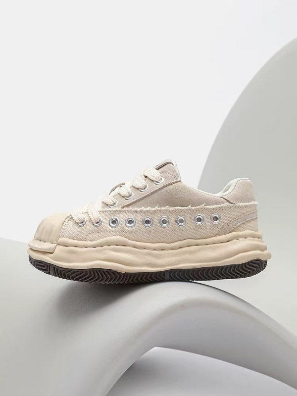 Ženske brogue cipele s okruglim vrhom, gornji dio od kože bikovske/ velur, gumeni potplat, srednje visina pete 3–5 cm, vezanje na pertle