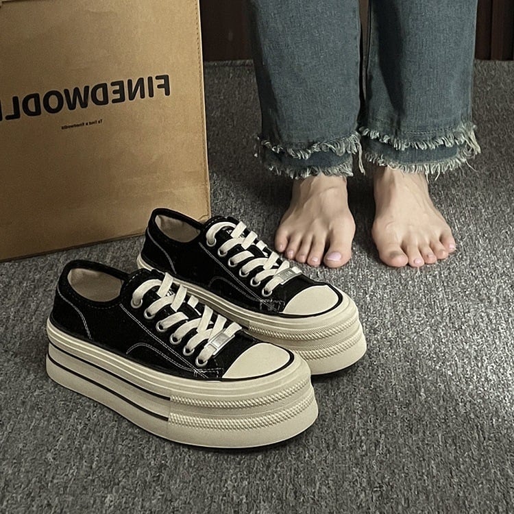 Női vászoncipő injekciós formájú műanyag talppal és elől kötős zárással