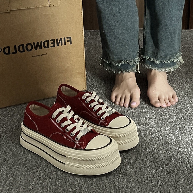 Női vászoncipő injekciós formájú műanyag talppal és elől kötős zárással