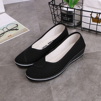 Ápolónői cipő 3-5 cm-es klín sarokkal, vászon felsőrész, lélegző, gumitalp