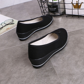 Ápolónői cipő 3-5 cm-es klín sarokkal, vászon felsőrész, lélegző, gumitalp