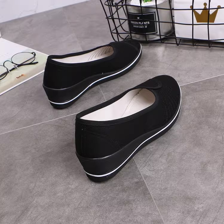 Ápolónői cipő 3-5 cm-es klín sarokkal, vászon felsőrész, lélegző, gumitalp