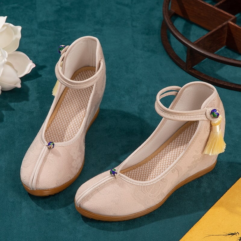 Platnene cipele s izvezenim i resicama, vintage etno stil, klinasti potpetice 6–8 cm, unutarnje povećanje visine