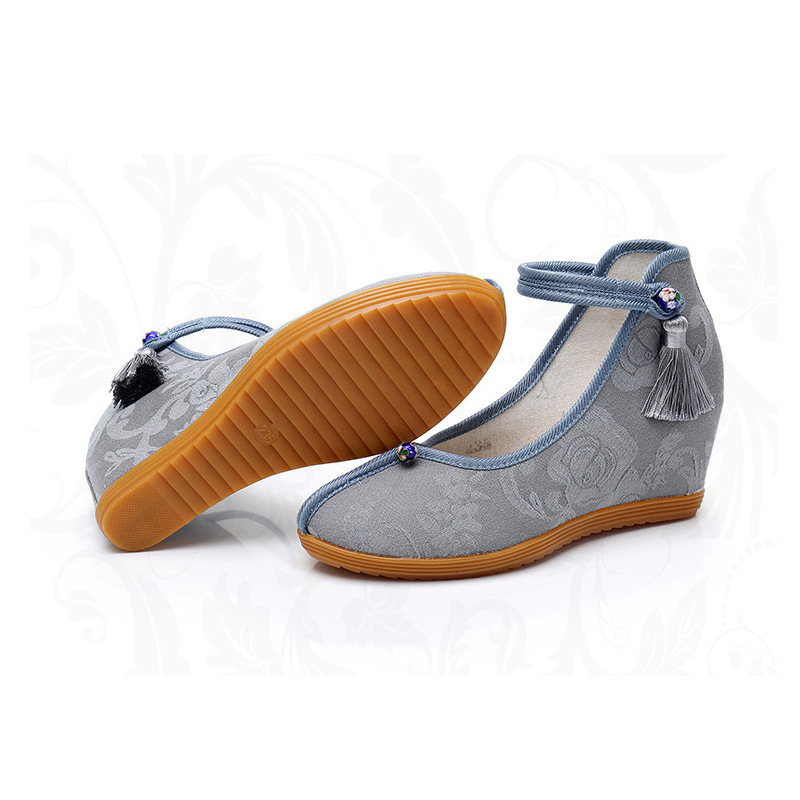 Platnene cipele s izvezenim i resicama, vintage etno stil, klinasti potpetice 6–8 cm, unutarnje povećanje visine