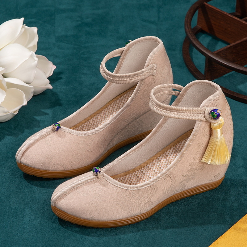 Platnene cipele s izvezenim i resicama, vintage etno stil, klinasti potpetice 6–8 cm, unutarnje povećanje visine