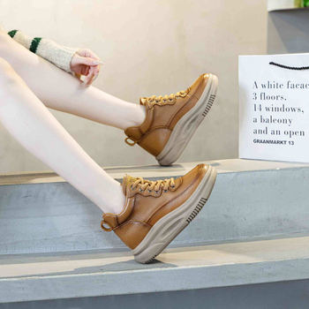 Női magas talpú bőr sportcipő platformtalppal, fűzővel