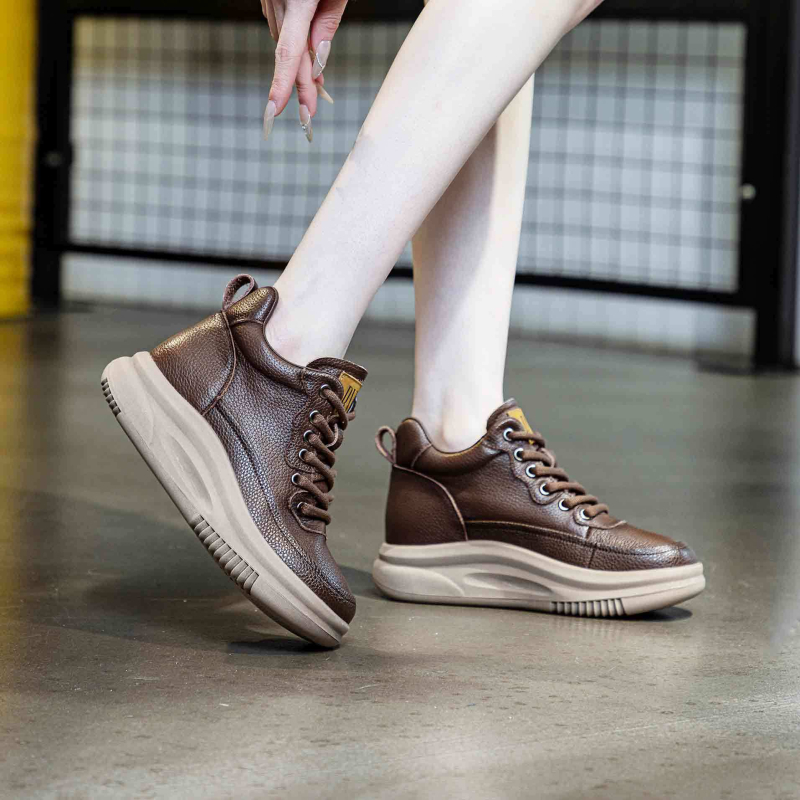 Női magas talpú bőr sportcipő platformtalppal, fűzővel