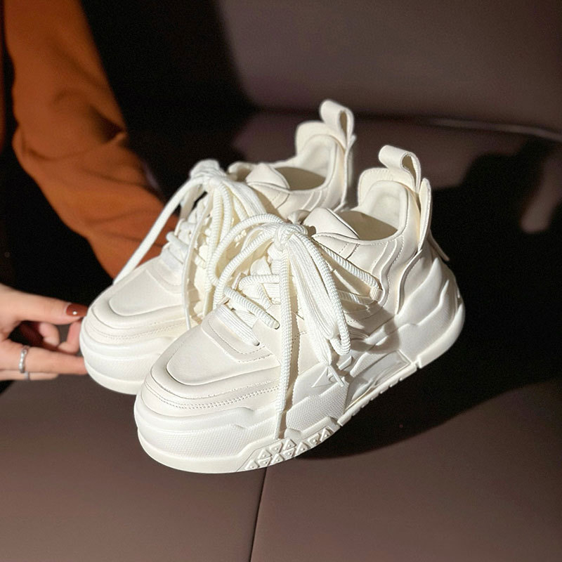 Női vastag talpú platformcipő természetes bőrből, magasságot növelő dizájn és báránybőr Bélés