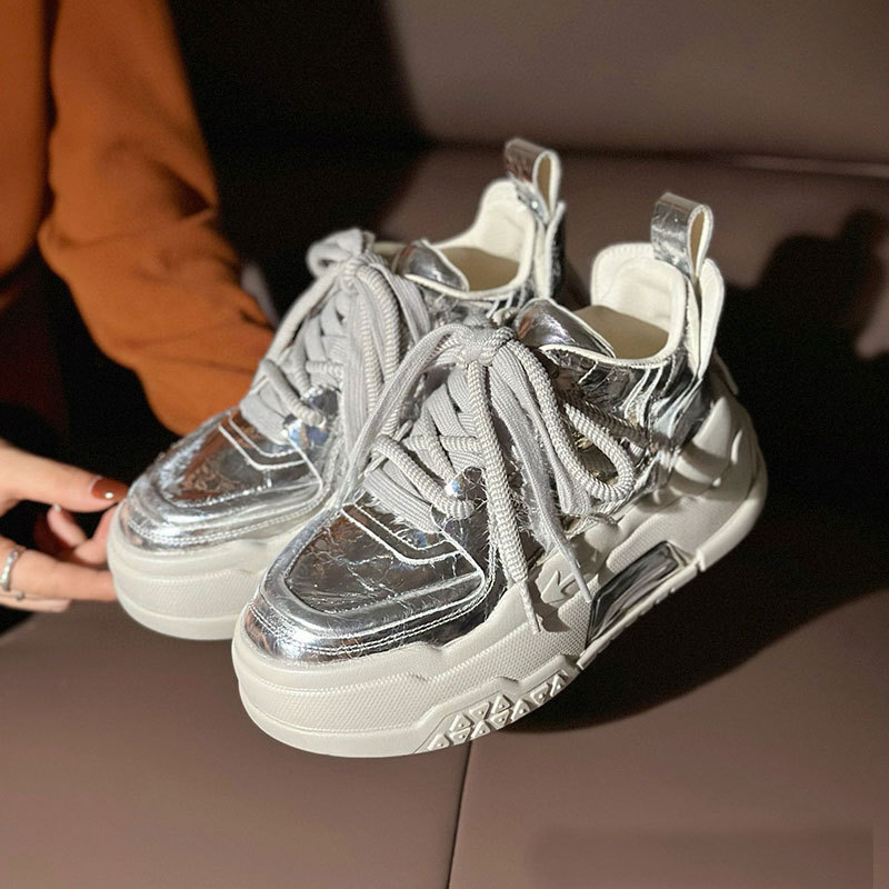 Női vastag talpú platformcipő természetes bőrből, magasságot növelő dizájn és báránybőr Bélés