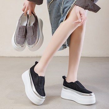 Női mindennapi slip-on cipő, kerek orrú; felsőrész: újrahasznosított bőr és báránybőr; platformos sarok 3–5 cm; PU belső és talp.