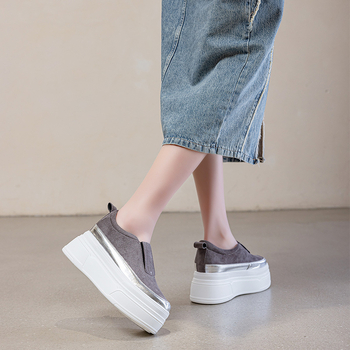 Női mindennapi slip-on cipő, kerek orrú; felsőrész: újrahasznosított bőr és báránybőr; platformos sarok 3–5 cm; PU belső és talp.