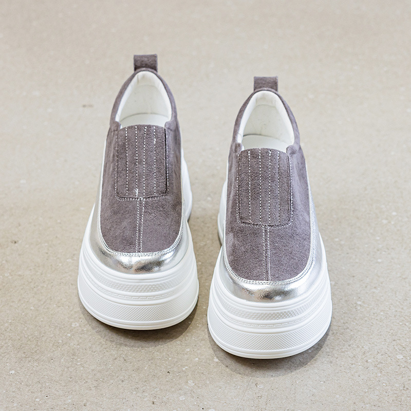 Női mindennapi slip-on cipő, kerek orrú; felsőrész: újrahasznosított bőr és báránybőr; platformos sarok 3–5 cm; PU belső és talp.