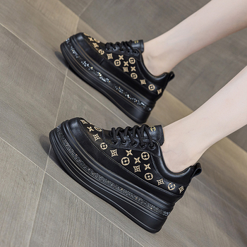 Női platformos vastagtalpú edzőcipő, belső magasság 7 cm, felsőrész split bőr, virágos minta, fűzős