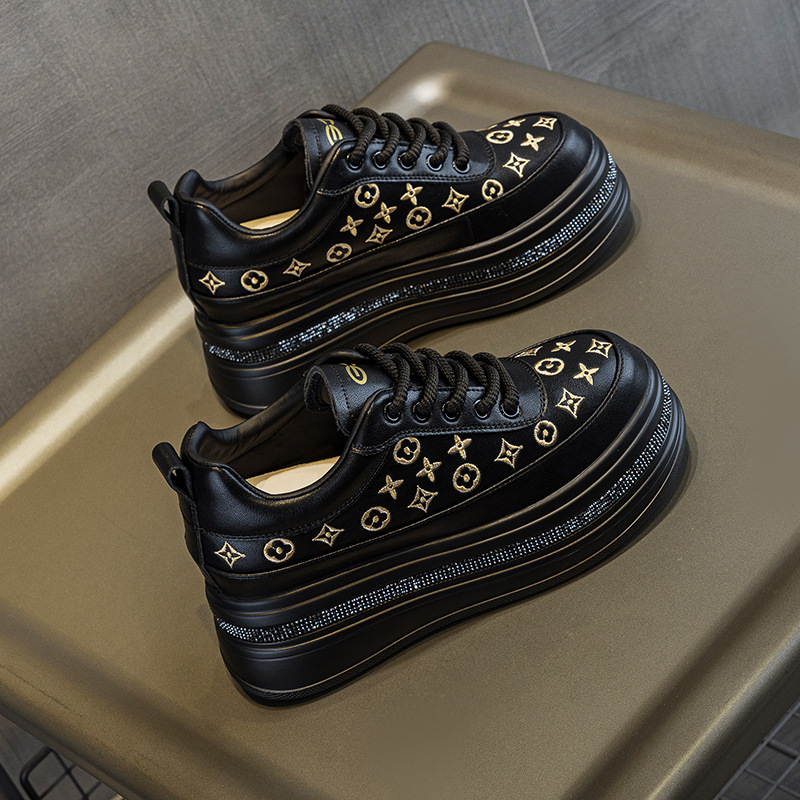 Női platformos vastagtalpú edzőcipő, belső magasság 7 cm, felsőrész split bőr, virágos minta, fűzős