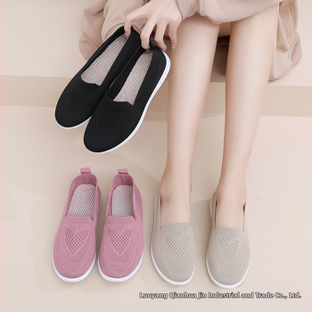 Moteriški kvėpuojantys tinkliniai bateliai slip-on, lengvi kasdieniam naudojimui, apvali nosis, plokščias kulnas, plastikinė padas