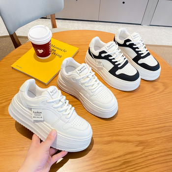 Női valódi bőrből készült sportcipő vastag talppal a magasság növelésére, lélegző, elöl fűzővel