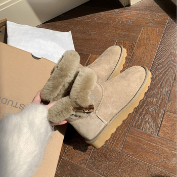 Női hócsizma - felső része szőrrel bevonva, rövid szár, csúszásmentes gumírozott talp, plüss belső bélés