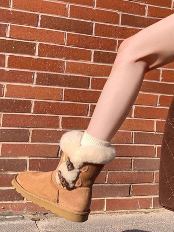 Női hócsizma - felső része szőrrel bevonva, rövid szár, csúszásmentes gumírozott talp, plüss belső bélés