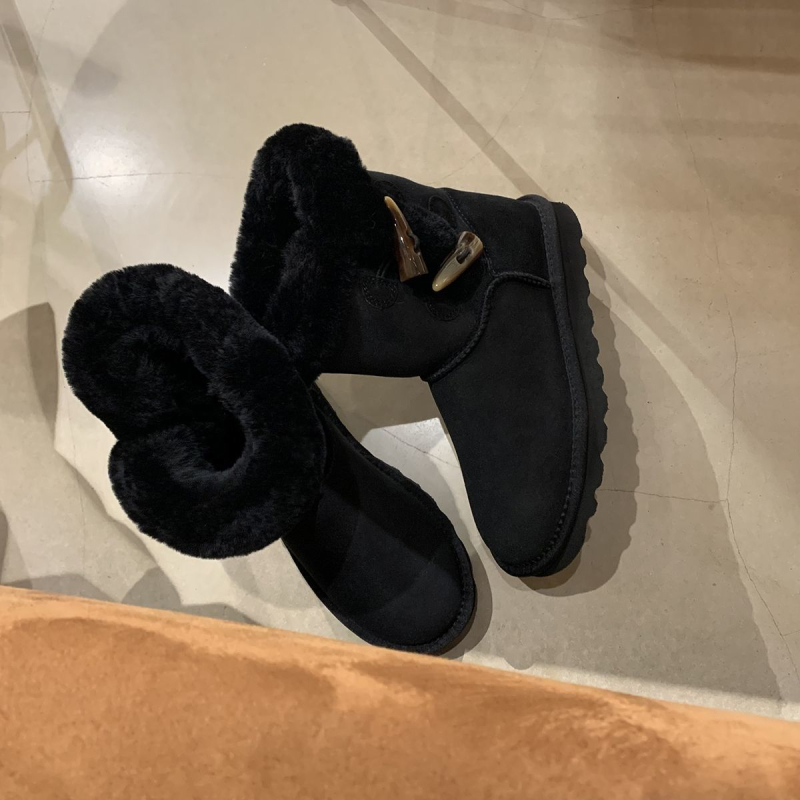 Női hócsizma - felső része szőrrel bevonva, rövid szár, csúszásmentes gumírozott talp, plüss belső bélés