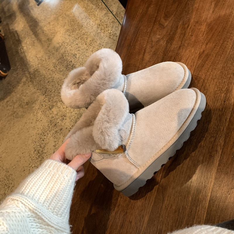 Női hócsizma - felső része szőrrel bevonva, rövid szár, csúszásmentes gumírozott talp, plüss belső bélés