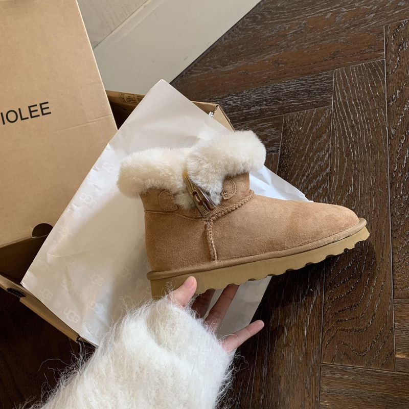 Női hócsizma - felső része szőrrel bevonva, rövid szár, csúszásmentes gumírozott talp, plüss belső bélés