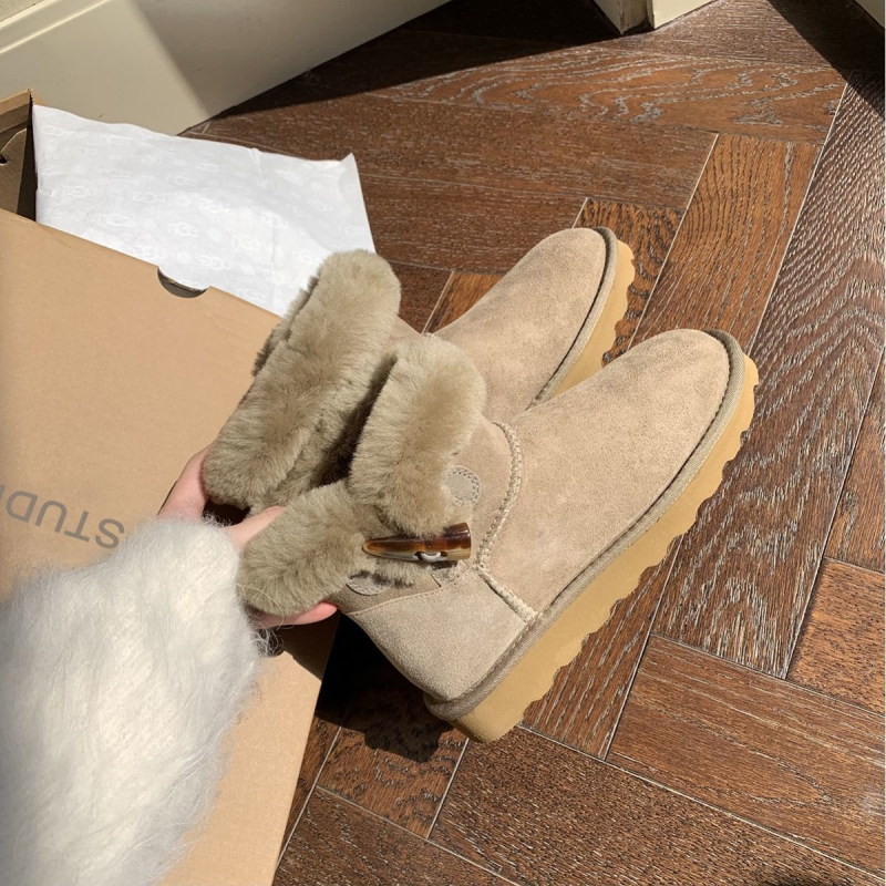 Női hócsizma - felső része szőrrel bevonva, rövid szár, csúszásmentes gumírozott talp, plüss belső bélés