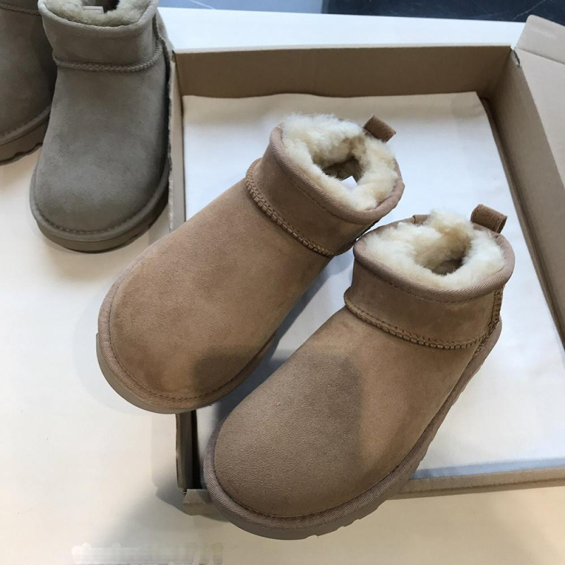 Cizme de zăpadă din piele de capră cu blană integrată, căptușite cu lână, talpă din cauciuc, guler scurt, vârf rotund