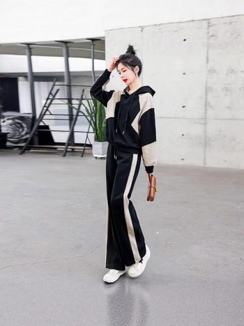Set casual feminin două piese cu hanorac velur, design pe panouri, bumbac și elastan, toamnă 2025