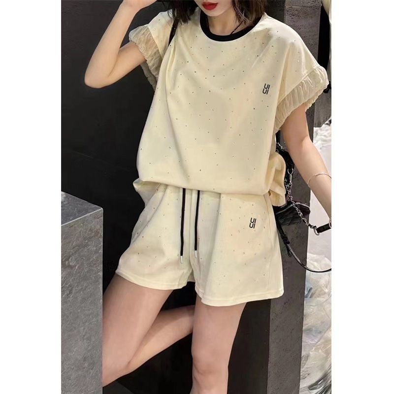 Dvodijelni ženski casual set: poliester T‑shirt i šorc, gradski stil, ljeto 2023