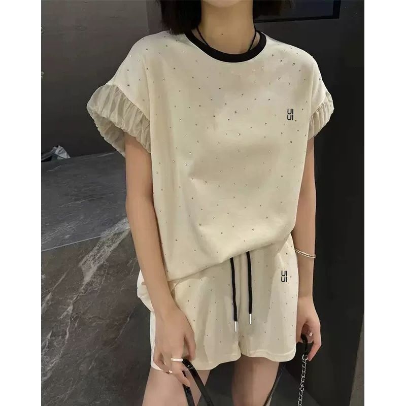 Dvodijelni ženski casual set: poliester T‑shirt i šorc, gradski stil, ljeto 2023