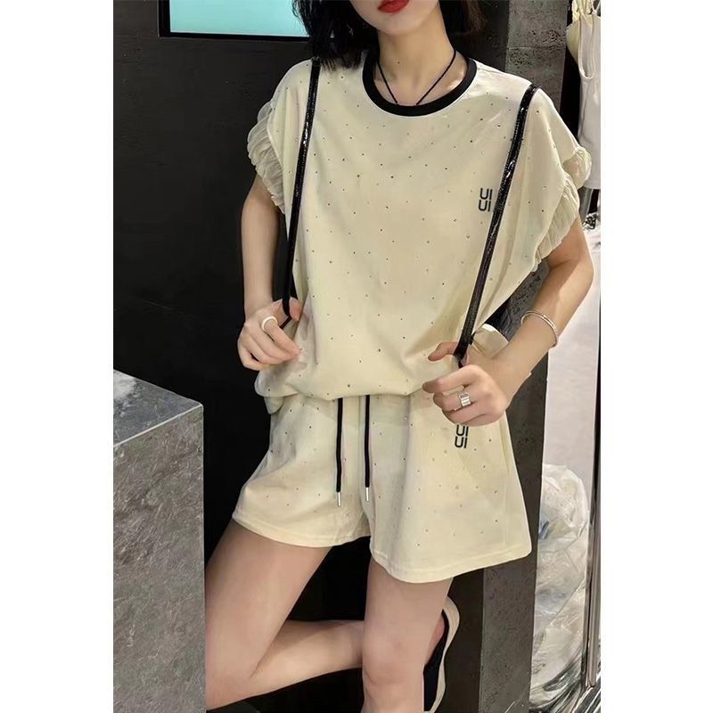 Dvodijelni ženski casual set: poliester T‑shirt i šorc, gradski stil, ljeto 2023